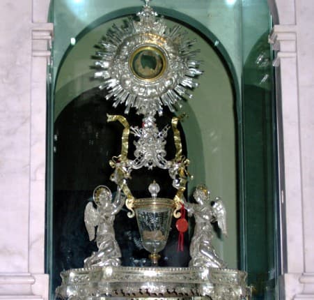 Святые дары в стеклянных сосудах